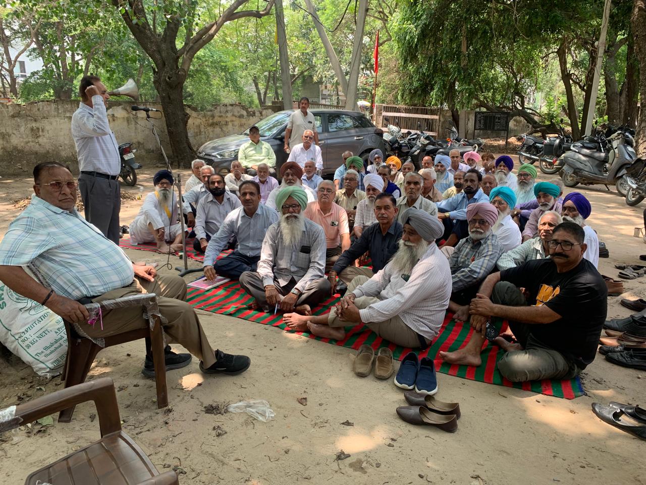Pensioners staged a protest keeping their demands in mind 